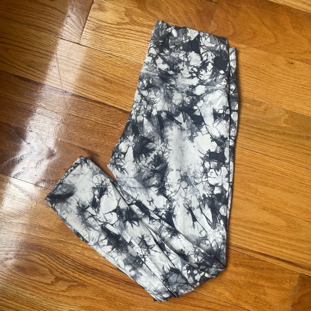 LuluLemon Black & White Tie-Dye Size 8 Cropped Aligns